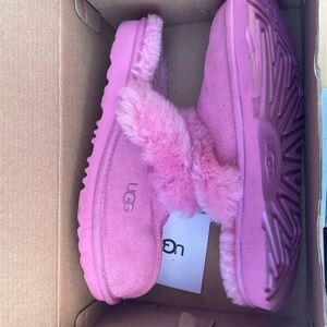 UGG Kids 5/womens 7 Fuchsia Cozy Slippers
